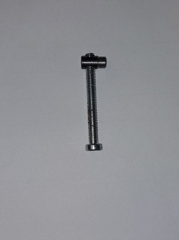 Strammeskruen du leter etter med spesifikasjonene M6x55 tilhører kjedestrammermekanismen på Tajfun RCA-vedmaskiner